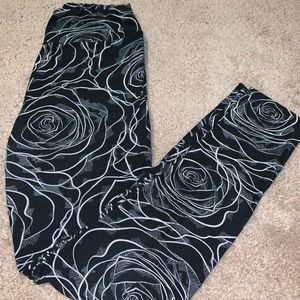 Lularoe black roses leggings OS